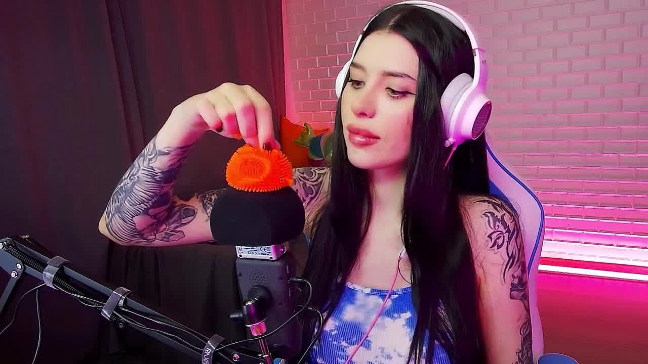 Den ophidsede 18-årige babe oplever intens orgasme gennem ASMR pic